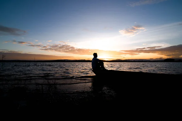 Junger Mann Steht Auf Altem Fischerboot — Stockfoto