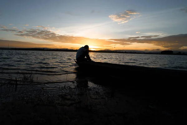 Junger Mann Steht Auf Altem Fischerboot — Stockfoto