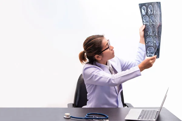 Junge Ärztin Mit Mri Oder Bild Ärztin Uniform Sitzt Arbeitszimmer — Stockfoto