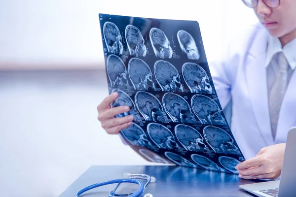 Junge Ärztin Mit Mri Oder Bild Ärztin Uniform Sitzt Arbeitszimmer — Stockfoto