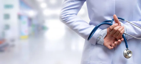 Ärztin Kreuzte Arm Und Hielt Stethoskop Hinter Rücken Auf Verschwommenem — Stockfoto