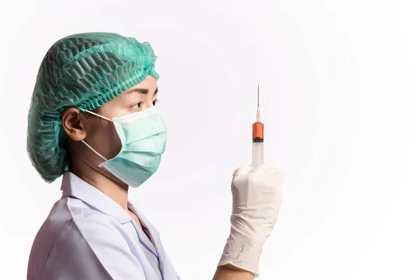 Jovem Médico Isolado Segurando Seringa Fundo Branco — Fotografia de Stock