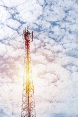 baz istasyonu ile bulutlu gün ve mavi gökyüzü 