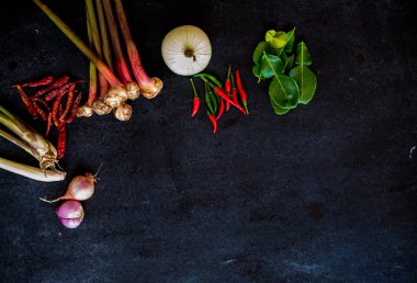 siyah arka plan üzerine baharat