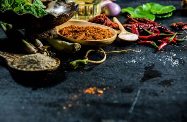 siyah arka plan üzerine baharat 