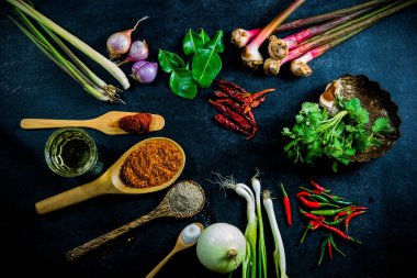 siyah arka plan üzerine baharat 