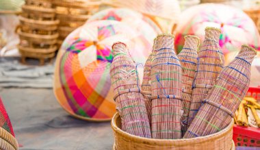 Balık tutma hasır içinde Tayland küçük çarşı 