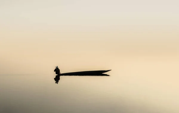 Fiskebåt Sjön — Stockfoto