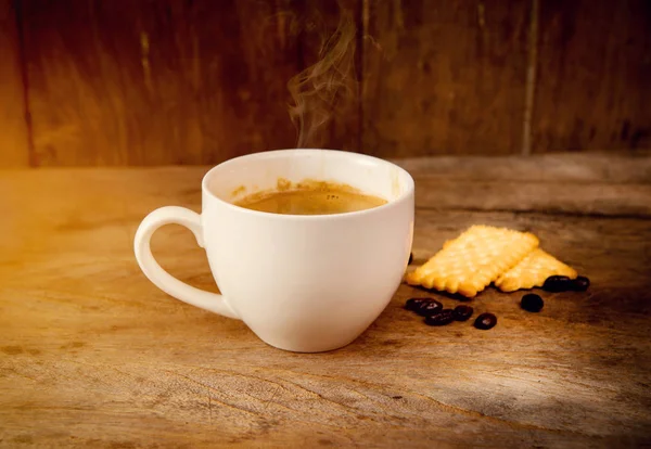 Xícara Café Com Comida Crepitante Fundo Madeira — Fotografia de Stock