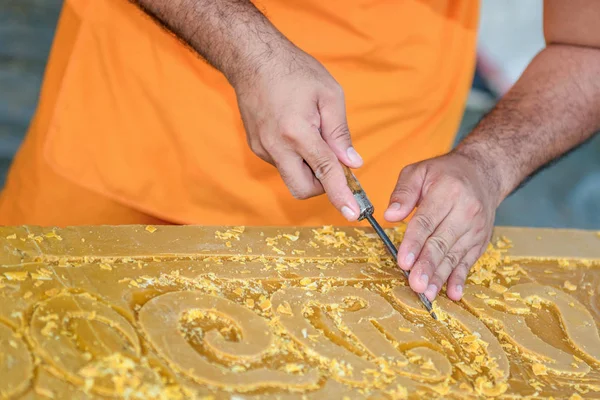 Монах Вырезает Свечи Фестиваля Свечей Таиланде — стоковое фото