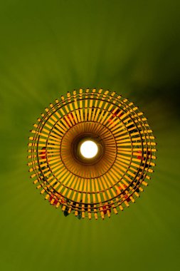 El yapımı kolye lamba ile yeşil arka plan 