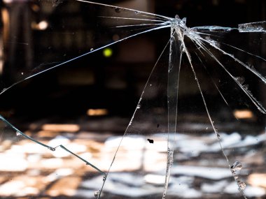 Eski evinde kırık cam