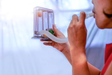 kadın tutan triflow ve derin nefes Akciğer genişleme geliştirmek için, triflow cihaz tarafından göğüs rehabilitasyonu ile kadın hasta