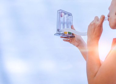 kadın tutan triflow ve derin nefes Akciğer genişleme geliştirmek için, triflow cihaz tarafından göğüs rehabilitasyonu ile kadın hasta