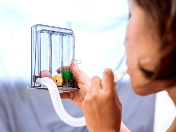 Mulher Segurando Trifluxo Respiração Profunda Para Melhorar Expansão Pulmonar Paciente — Fotografia de Stock