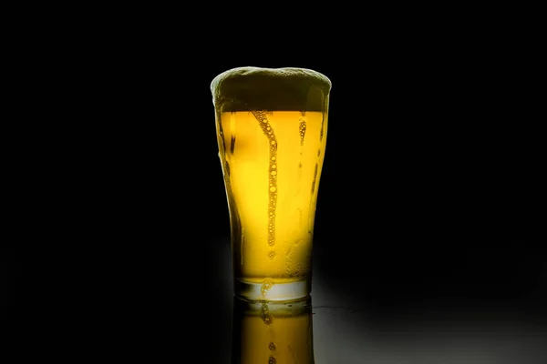 Bierglas Met Wit Schuim Donkere Achtergrond — Stockfoto