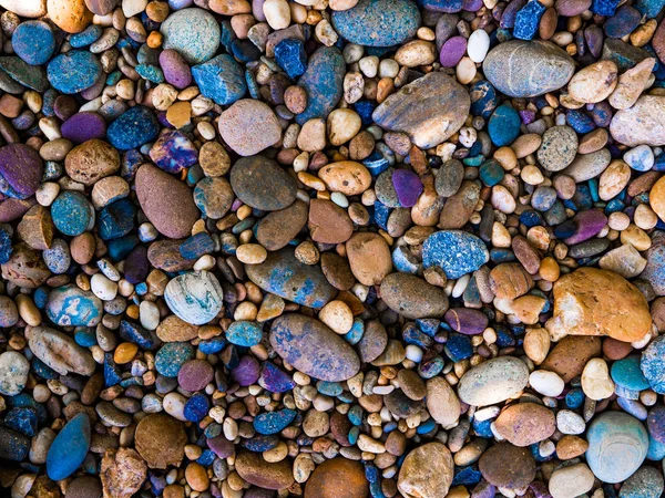 Stenen achtergrond met ronde kleurrijke kiezels — Stockfoto