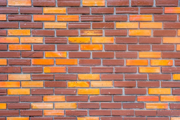 茶色とオレンジ色のレンガのパターンの壁 — ストック写真