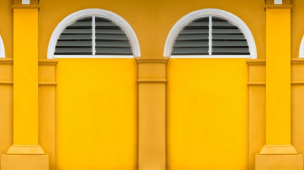 Окно круга желтого здания и вала — стоковое фото