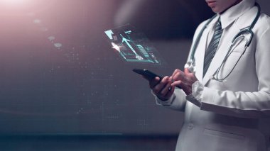 insan anatomi grafik ile akıllı cihaz tutan doktor
