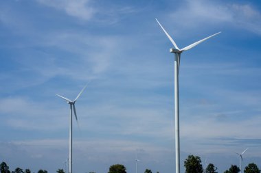 mavi gökyüzü ile çalışan tekerlek türbini