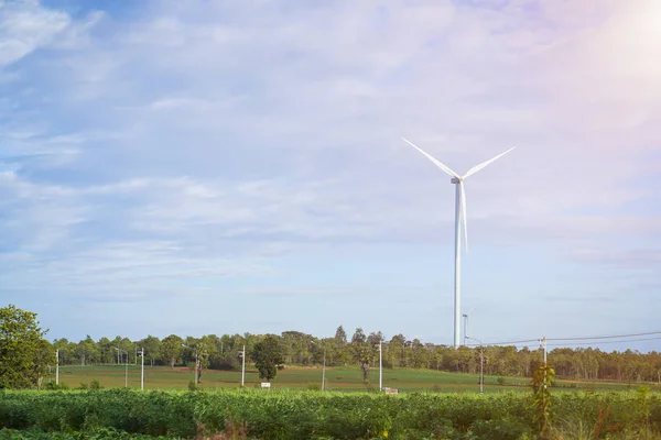 Wiel turbine werken met blauwe lucht — Stockfoto