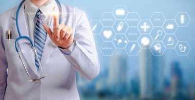 kadın doktor işaret parmağını tutan ve görsel ekrana dokunan