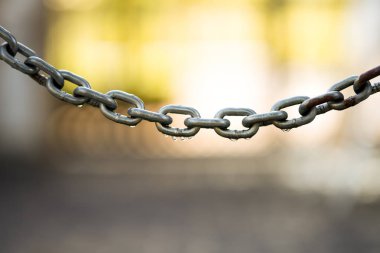 Günbatımlı zincir ve sıcak ışık