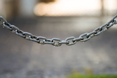 Günbatımlı zincir ve sıcak ışık