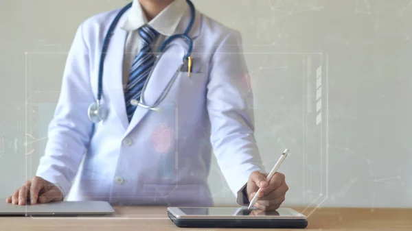 Женщина-врач держит цифровой карандаш и сенсорный экран на умной — стоковое фото