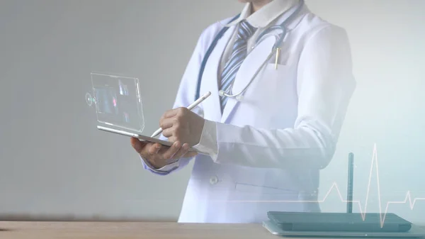 Mujer médico sosteniendo lápiz digital y la pantalla táctil en inteligente — Foto de Stock