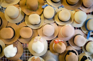 Dükkanda tam kare resim şapkası 