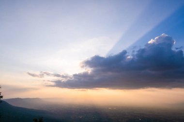 Işın ışığı ve gün batımı sıcak bir tonda