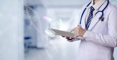 Kadın doktor elinde akıllı bir cihaz tutuyor, Bay Mükemmel konsept.