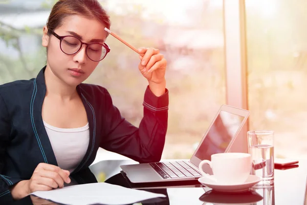 Geschaftsfrau Die Fur Harte Arbeit Denkt Kluge Frau Oder Burofrau Die Im Buro Arbeitet Und Bleistift