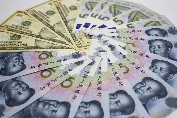 Çok para. dolar euro ve yuan. uluslararası finansal ilişkiler
