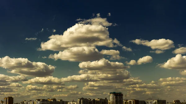     Omsk şehri üzerinde bulutlu gökyüzü güzel panorama