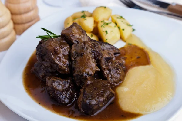 Párolt Hús Sült Burgonya Burgonyapürével — Stock Fotó