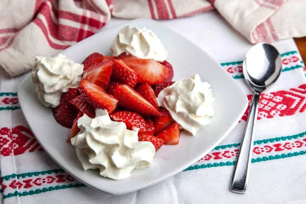 Erdbeer Dessert Mit Sahne lizenzfreie Stockfotos