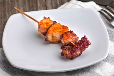 Izgara ahtapot şiş kırmızı biber ile