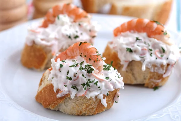 Garnelenspieß Mit Mayonnaise Und Krabbenstangen lizenzfreie Stockfotos