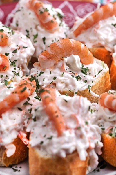 Garnelenspieß Mit Mayonnaise Und Krabbenstangen lizenzfreie Stockbilder