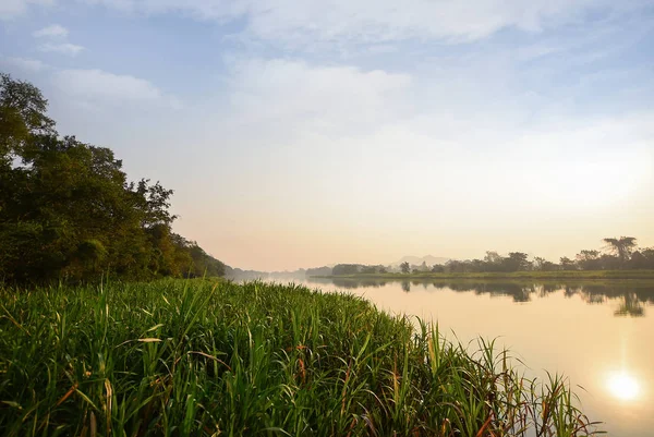 Bahar Nehri ve gündoğumu, Kanchanaburi Tayland, yeşil orman