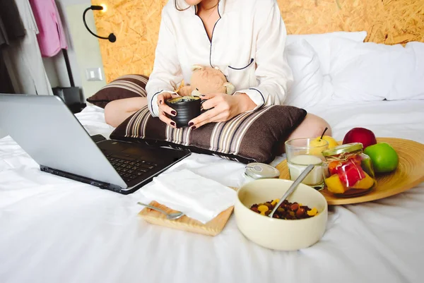 Lady Working Bed Hotel Room Laptop Breakfast Closeup View — Stock Photo, Image