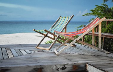 ahşap zemin ve mavi gökyüzü Beach'te tuval yatak