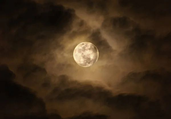 Lua Super Brilhante Céu Noturno Com Espaço Nublado Cópia — Fotografia de Stock