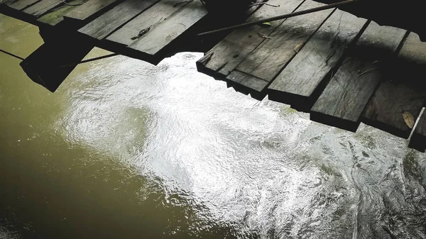 Nahaufnahme Holzbrücke und Flusshintergrund, einsame Emotion, auf der Straße — Stockfoto