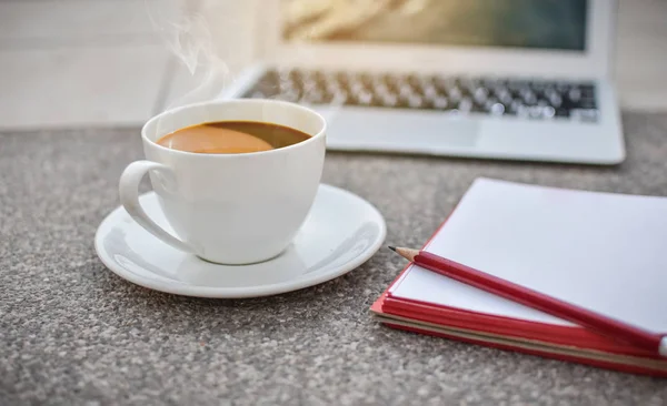 kahve fincanı ile defter ve laptop, sabah, zeminde ho defocus