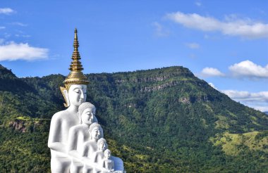 Tay ve mavi gökyüzü, tapınakta Phetchabun Tayland büyük Budistler