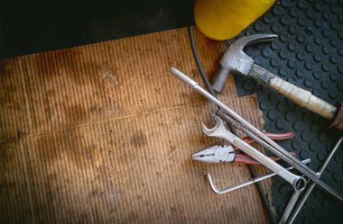 rustik tarzda bir kir kağıt üzerinde üst görünüm el araçları, kopya alanı